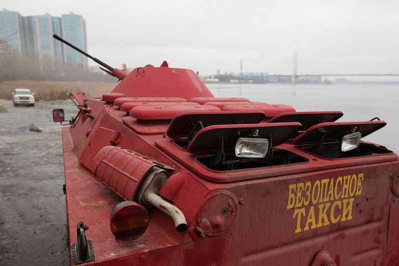 Un blindado se convierte en taxi en San Petersburgo