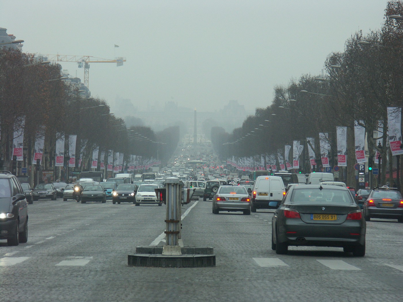 París busca eliminar la contaminación de sus calles este verano