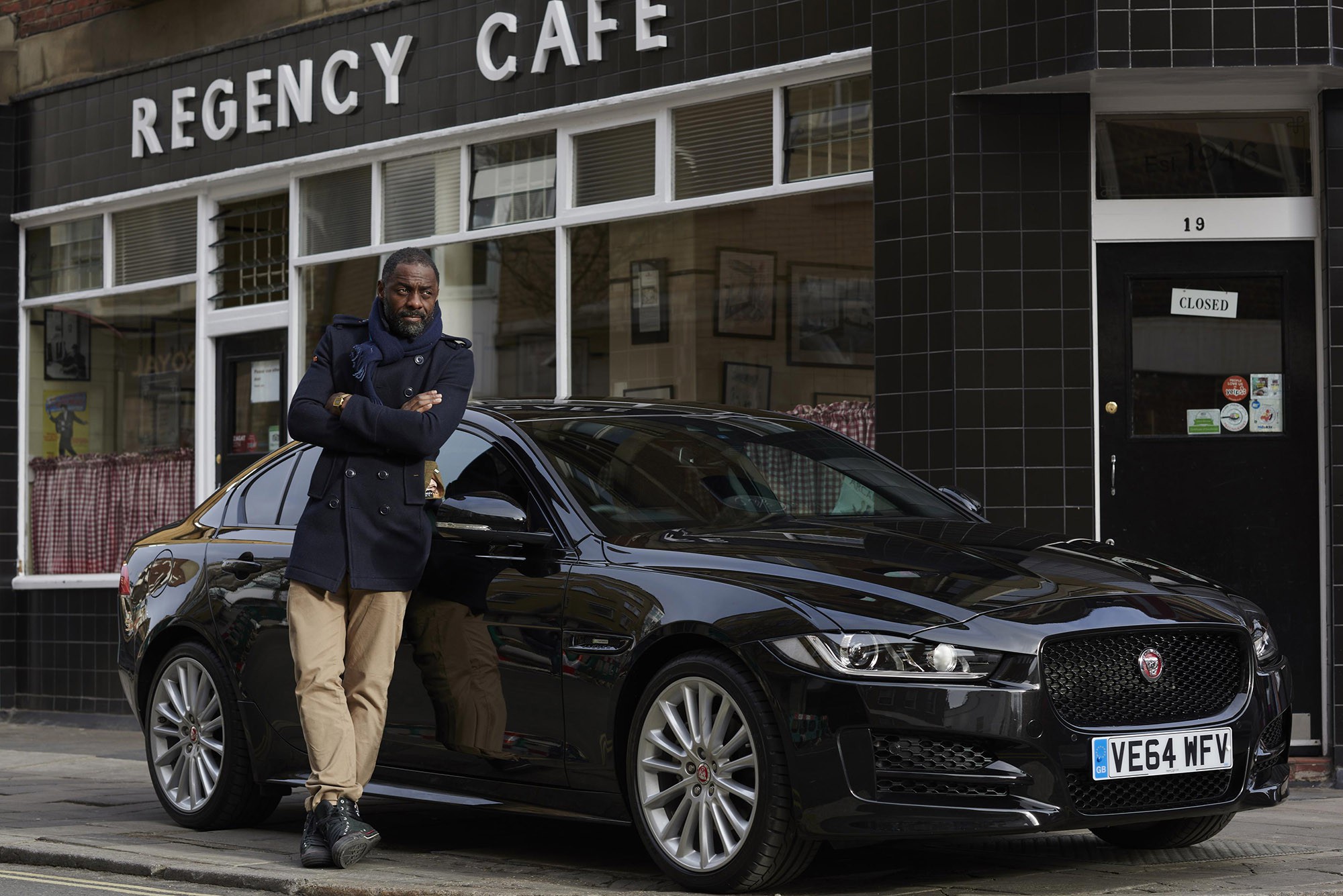 Idris Elba conduce un Jaguar XE junto a Martin Brundle