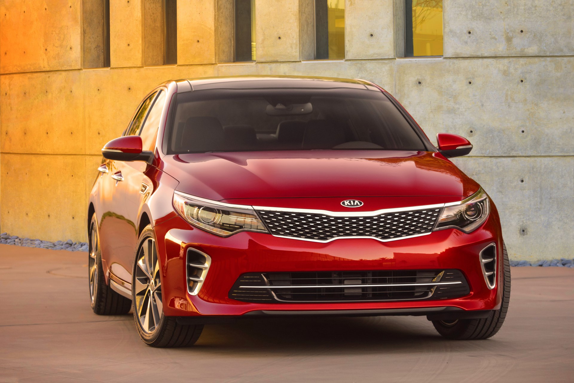 El nuevo Kia Optima exhibe su frontal en la primera fotografía