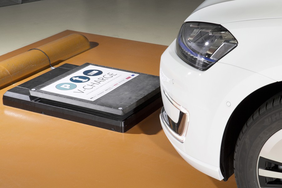 Volkswagen: V-Charge permitirá aparcar de forma autónoma y recargar el coche al mismo tiempo