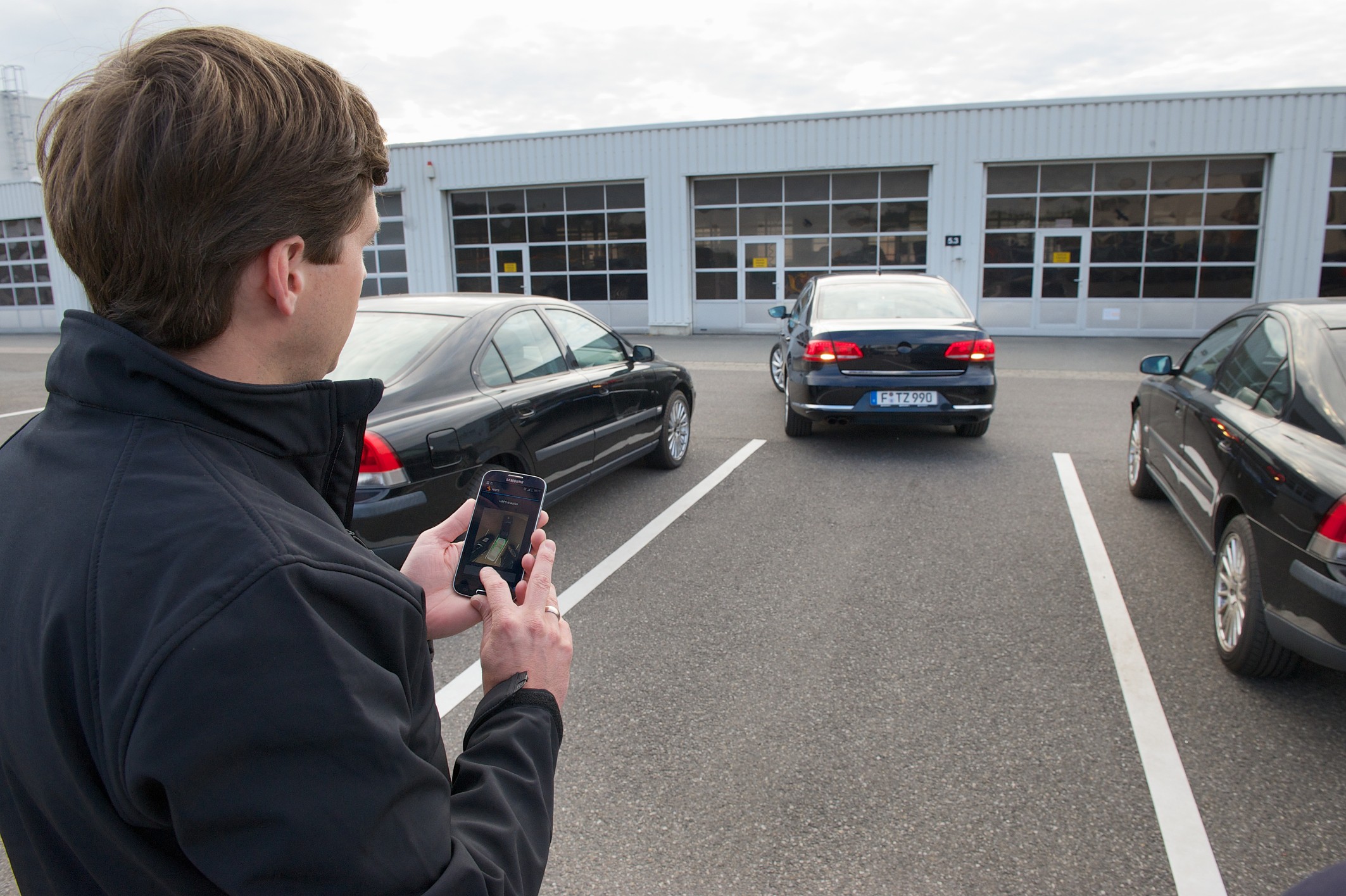 Continental prueba que se puede aparcar solo con el uso de cámaras de 360º