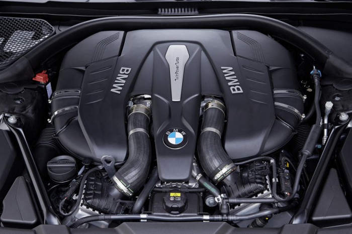 2016-BMW-7-Series-196