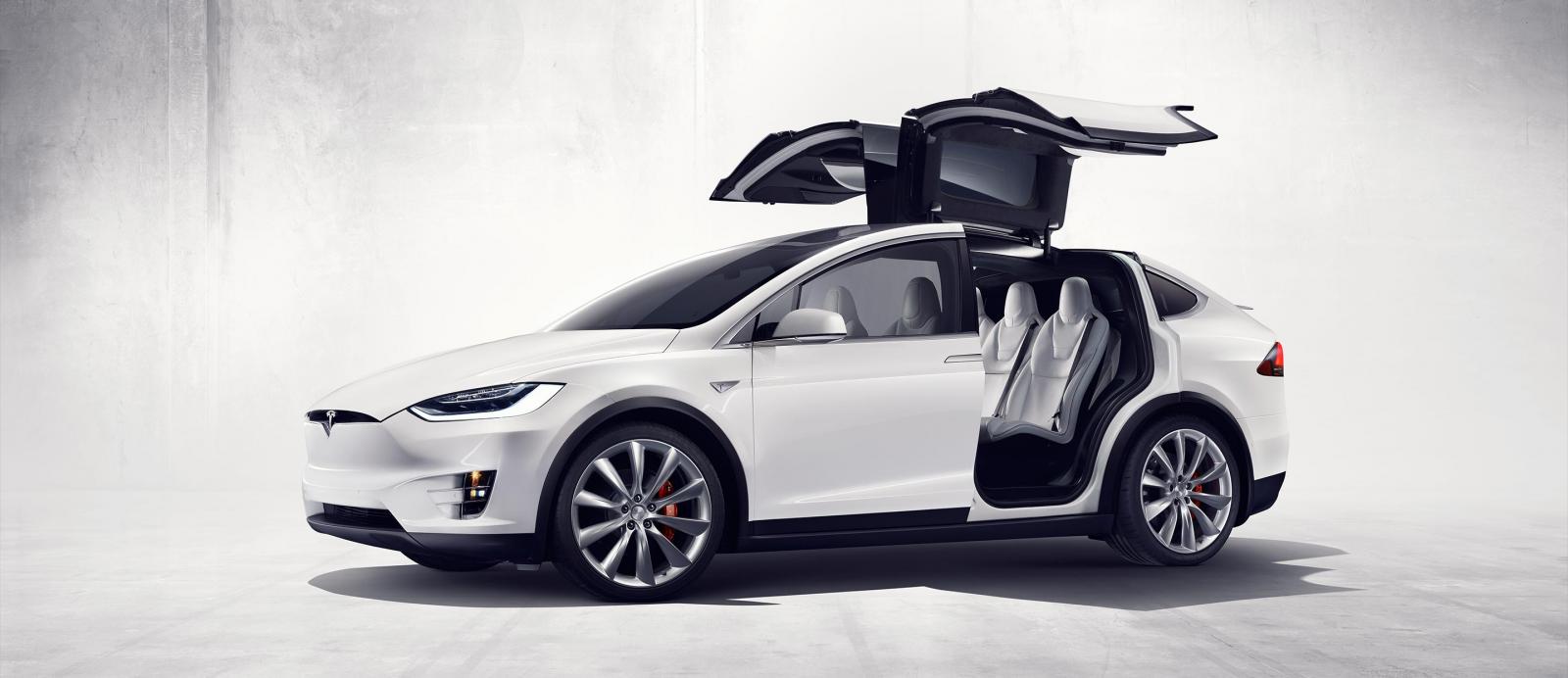 Descubre qué se siente al conducir un Tesla Model X en este vídeo del Festival de Goodwood