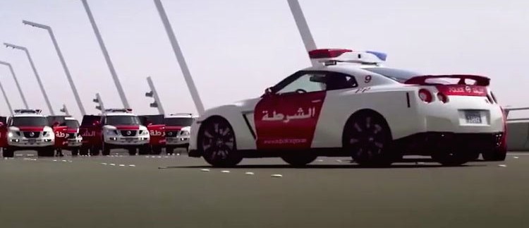 Los coches de la policía de Abu Dhabi, en acción en este vídeo institucional