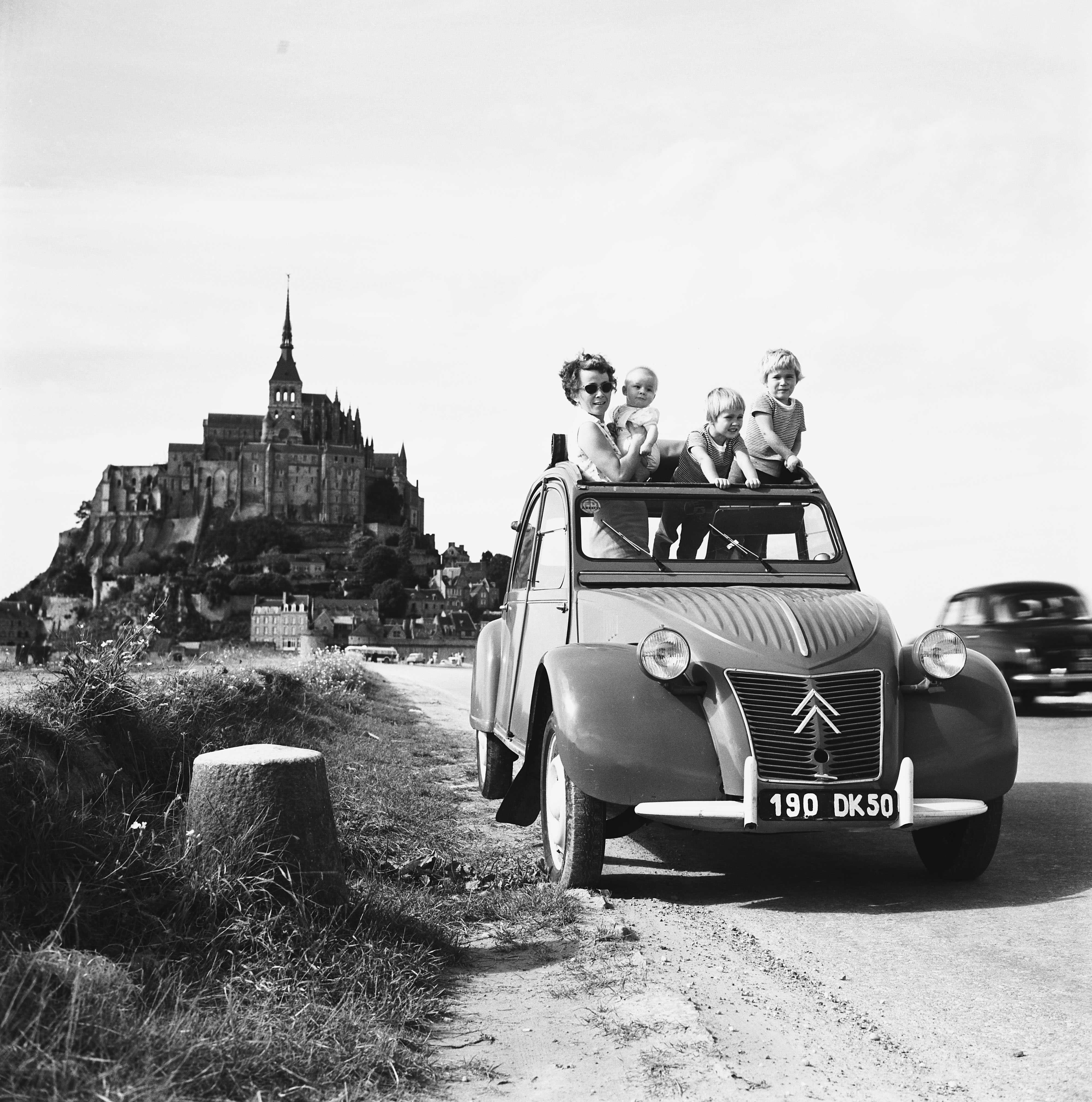 El Citroën 2CV es el protagonista de una exposición de imágenes de coches clásicos