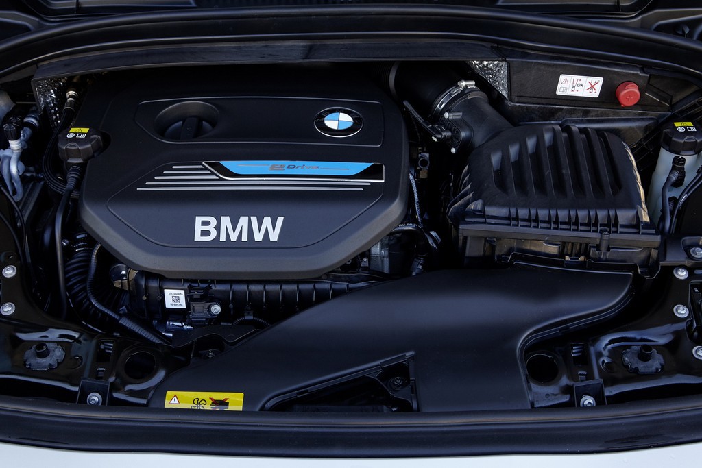 2015-BMW225xe-102
