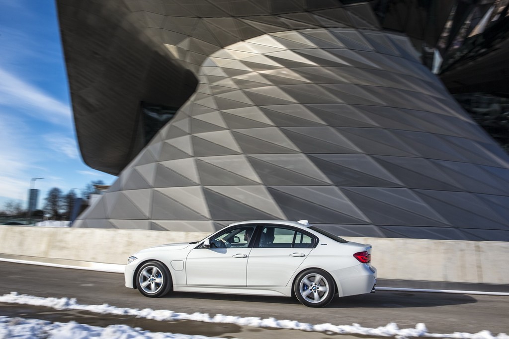 El BMW 330e PHEV presenta una nueva galería de imágenes