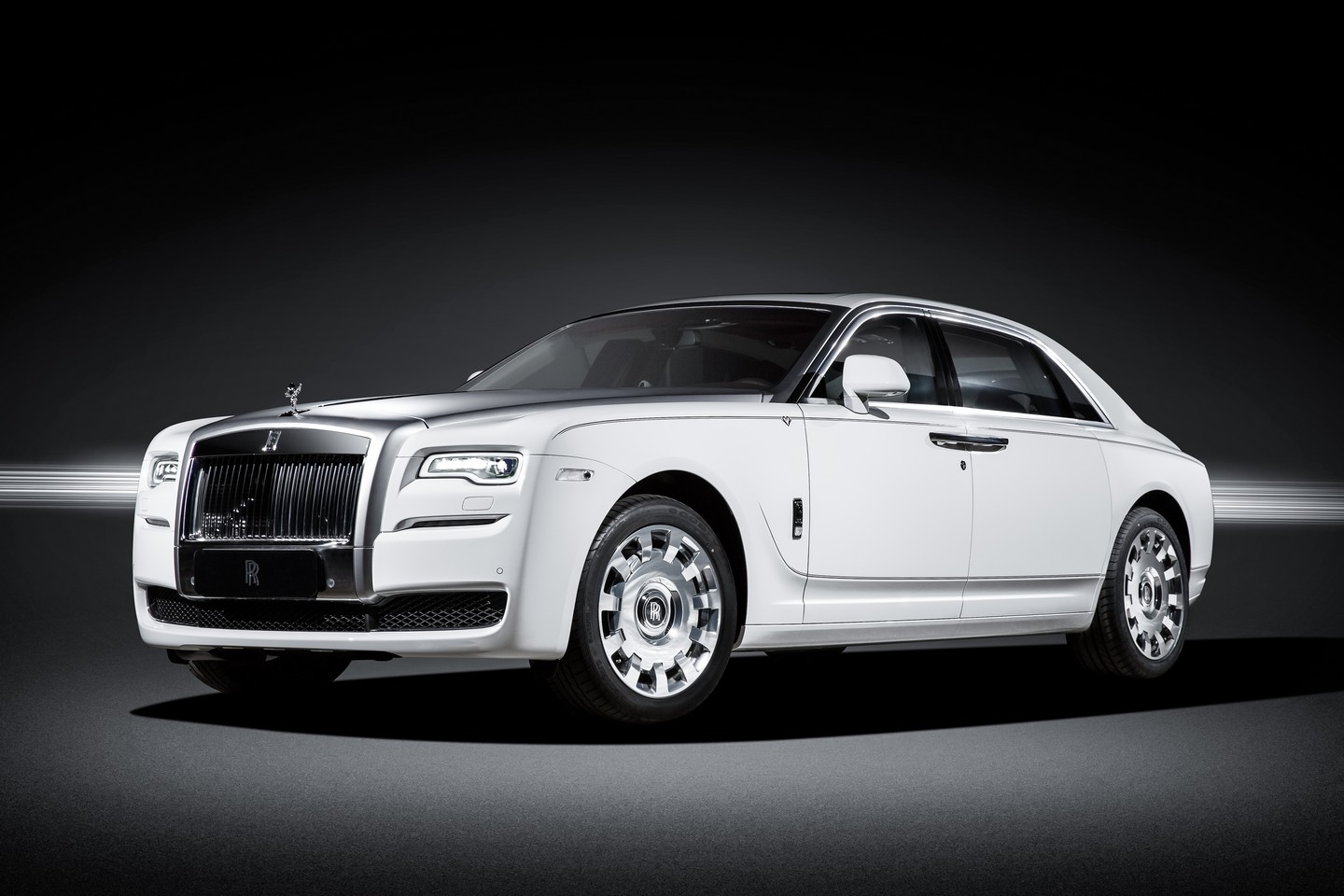 El Rolls Royce Ghost se disfraza de Cisne Blanco