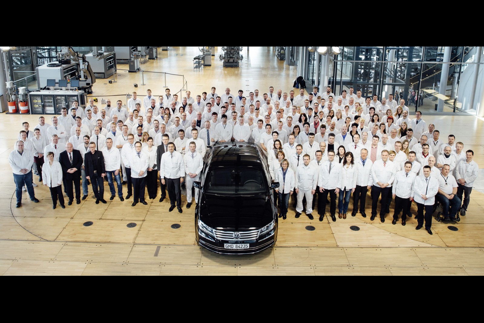 El último Volkswagen Phaeton sale de la fábrica transparente: adiós a 14 años de historia