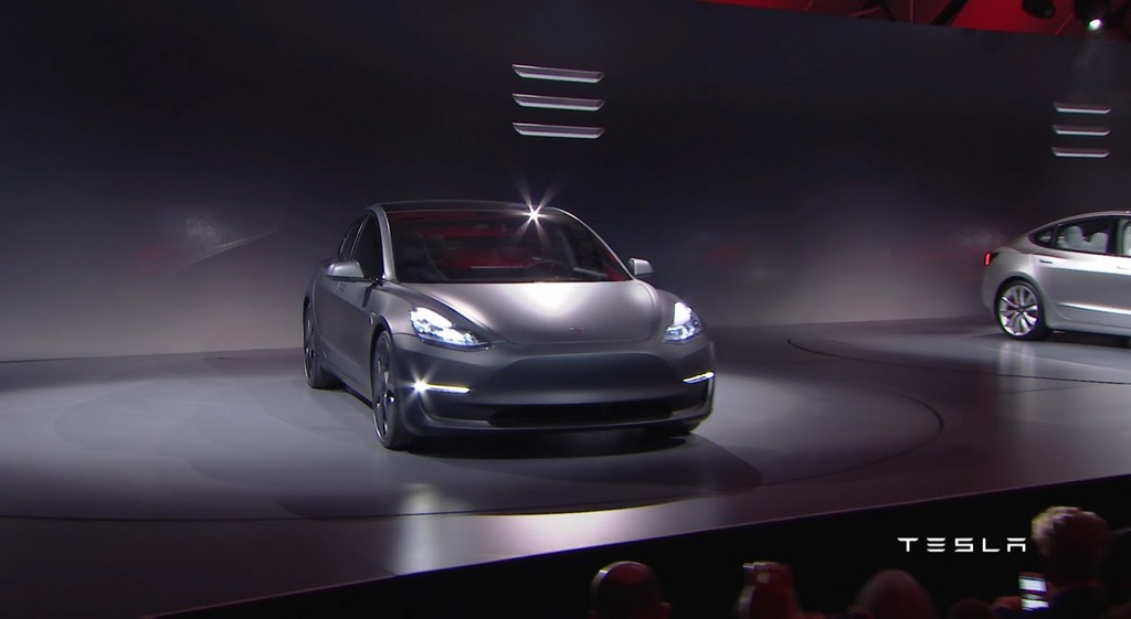 ¡Confirmado! El Tesla Model 3 puede hacer drift
