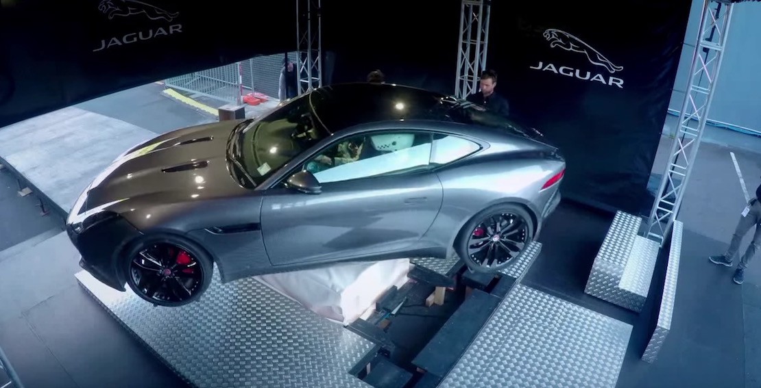 Descubre la falsa «Realidad Virtual» de Jaguar a bordo de un F-Type SVR