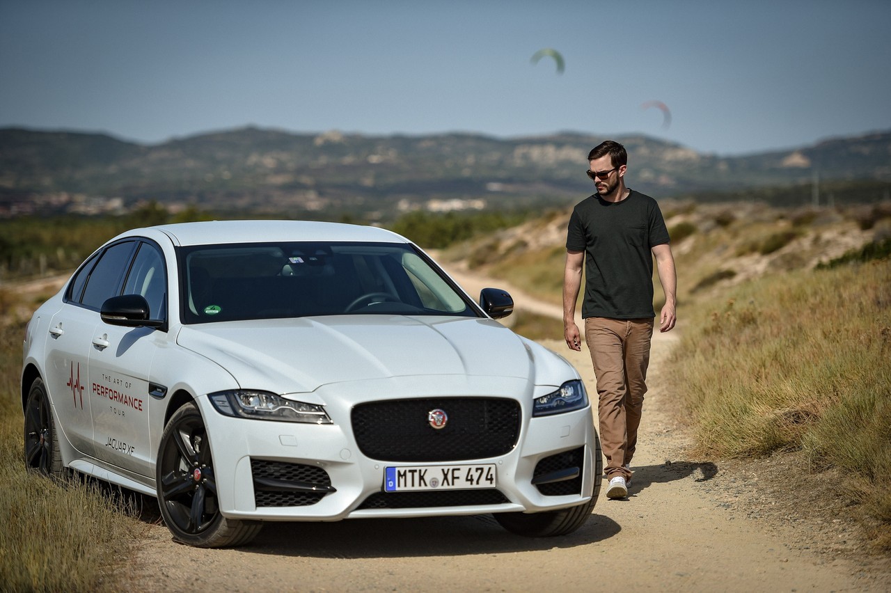 El actor Nicolas Hoult pone a prueba el Jaguar XF AWD R-Sport