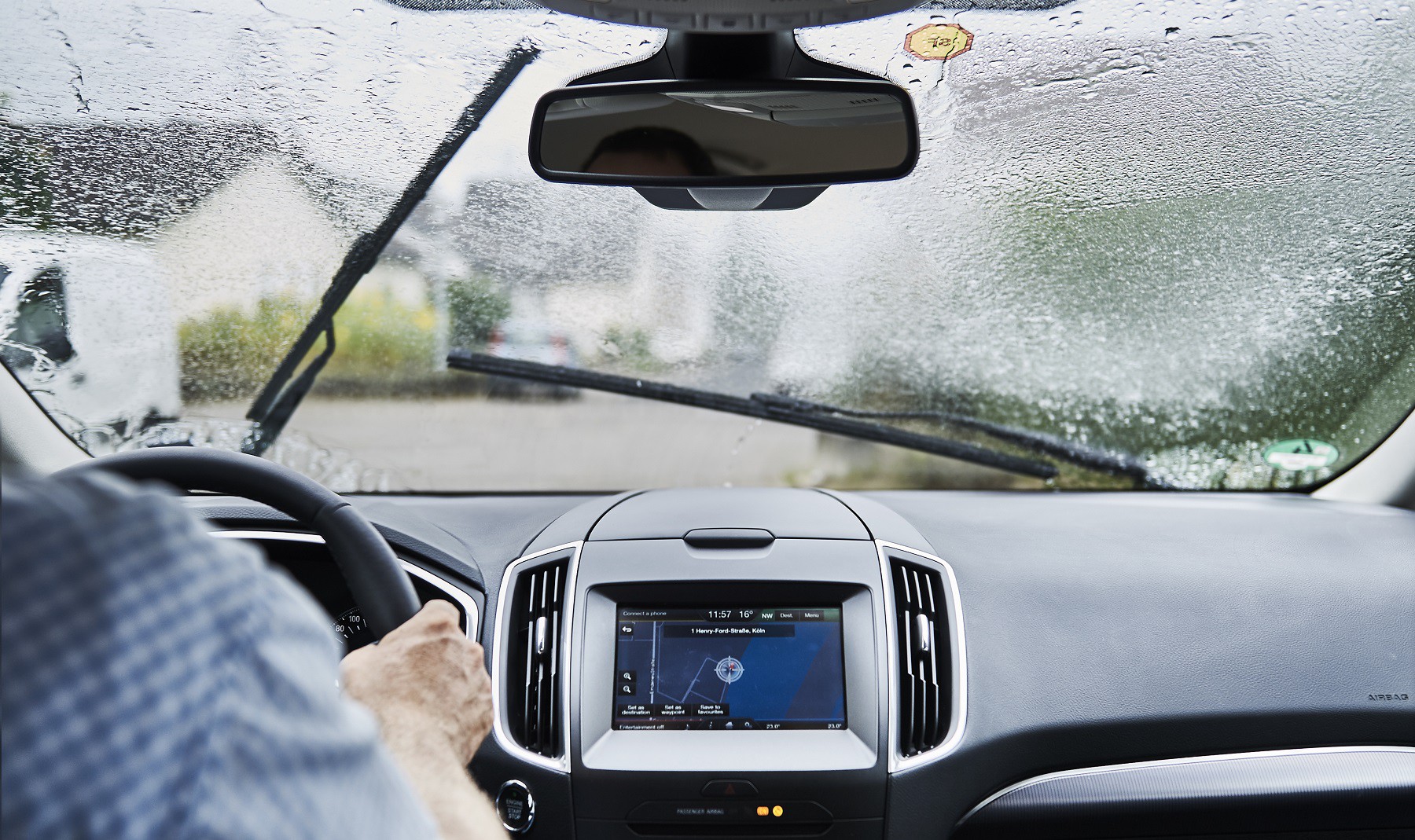 Conducir bajo la lluvia es más seguro con tecnología automática de faros y limpiaparabrisas