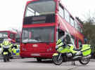 La policía británica castiga el uso del móvil al volante con ¡un autobús de dos pisos!