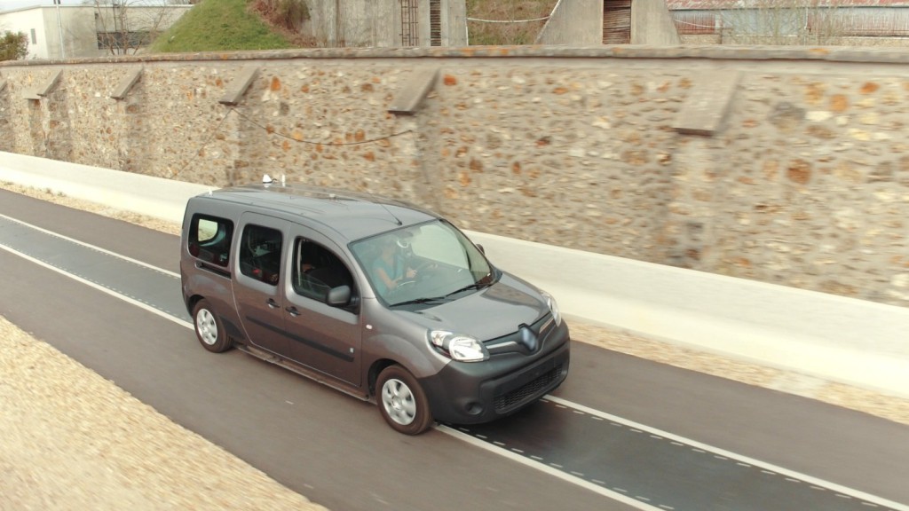 Renault ya trabaja en la recarga de vehículos eléctricos en movimiento