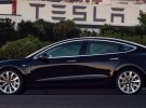 El primer Tesla Model 3 ya está aquí, pero su producción sigue siendo un problema