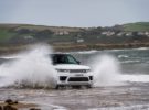 El nuevo Range Rover Sport P400e PHEV no tiene miedo a sumergirse en el mar