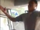 VIDEO: Conductor de autobús deja el volante, se levanta, baila un minuto… ¡y el pasaje le anima!