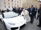 El Papa Francisco recibe su propio Lamborghini Huracan