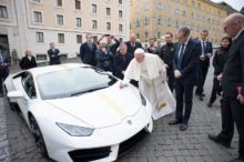 El Papa Francisco recibe su propio Lamborghini Huracan