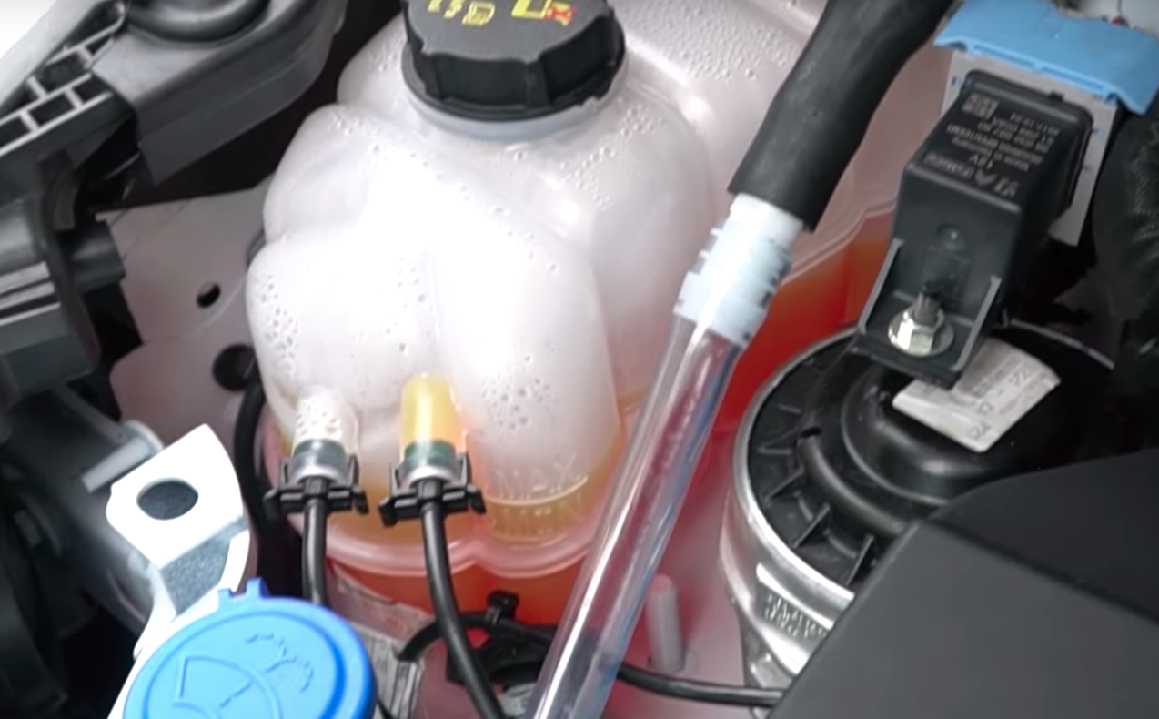 El motivo por el que nunca se debería llenar con agua el depósito del líquido  limpiaparabrisas del coche