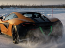 McLaren sabe cómo disfrutar y se ha llevado al 570S a la nieve para derrapar como nunca