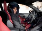 Las mujeres saudís ya pueden conducir y Aseel Al-Hamad lo celebra con un Jaguar F-Type
