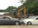 Vas a llorar: 68 coches de lujo aplastados por apisonadoras en Filipinas porque son de contrabando