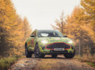 El inminente Aston Martin DBX ya se ha dejado ver rodando a toda velocidad en este vídeo, eso sí, bajo camuflaje