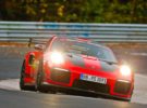 El Porsche 911 GT2 RS no tira la toalla: el superdeportivo germano vuelve a coronarse en Nürburgring