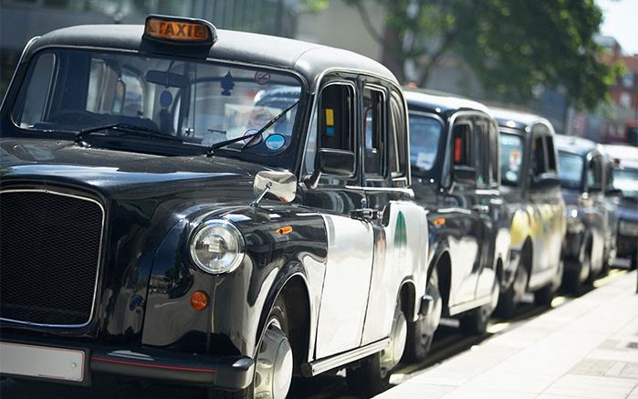 Taxis autónomos y buses Reino Unido