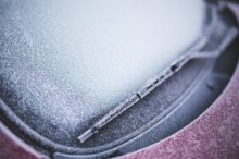 Cómo quitar el hielo del parabrisas correctamente en invierno