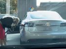 ¡Surrealista! Esta mujer trata de recargar su Tesla Model S con gasolina