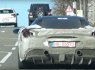 El supuesto Ferrari 488 híbrido se deja ver rodando de nuevo por la calle, ¿será en Ginebra cuándo lo conozcamos?