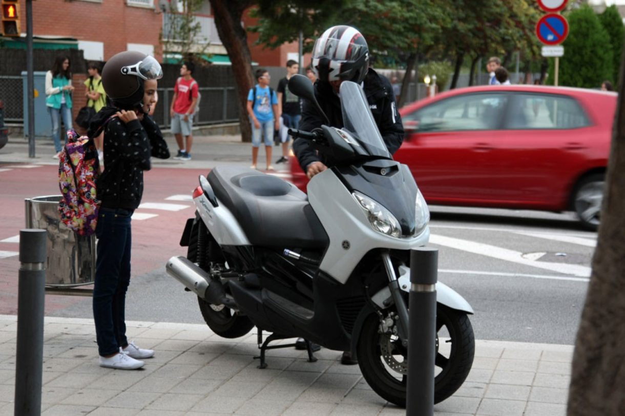 Wann und wie können wir Kinder auf dem Motorrad mitnehmen?