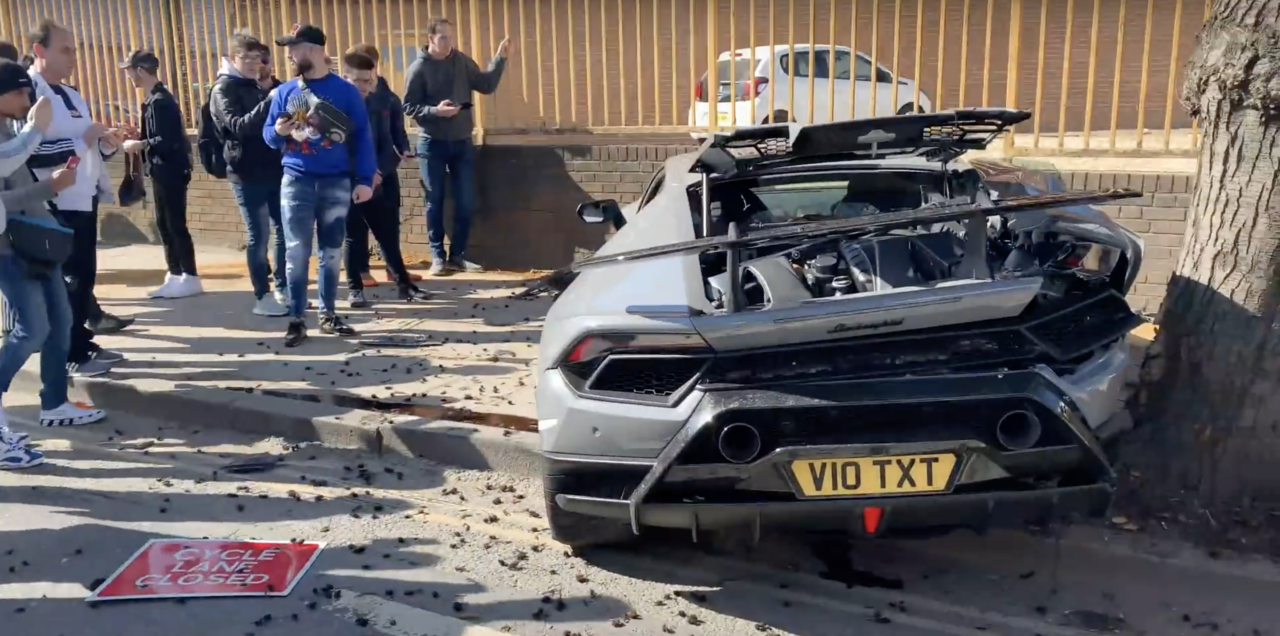 Un Lamborghini Huracán Performante accidentado en la calle