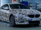 El nuevo BMW Serie 1 se desprende poco a poco de su camuflaje como si de un regalo se tratase