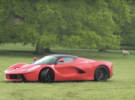 Un Ferrari LaFerrari de paseo por el campo: ¿sacrilegio o genialidad?