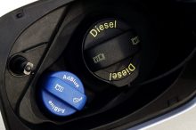 Si tu coche tiene este tapón azul al lado del tapón de combustible, deberías saber esto para no quedarte tirado