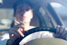 ¿Se puede fumar conduciendo? Esto es lo que dice la DGT