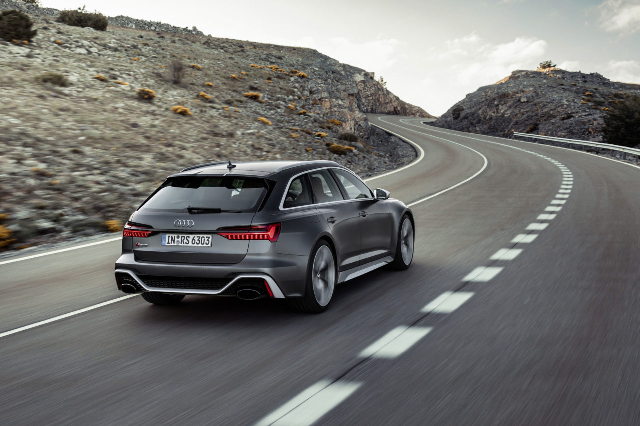 Новый Audi RS6 с легкостью достигает скорости 300 км/ч.