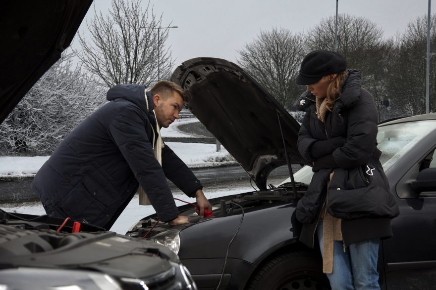 Si vous êtes à court de batterie, vous voudrez savoir comment mettre les pinces sur la voiture