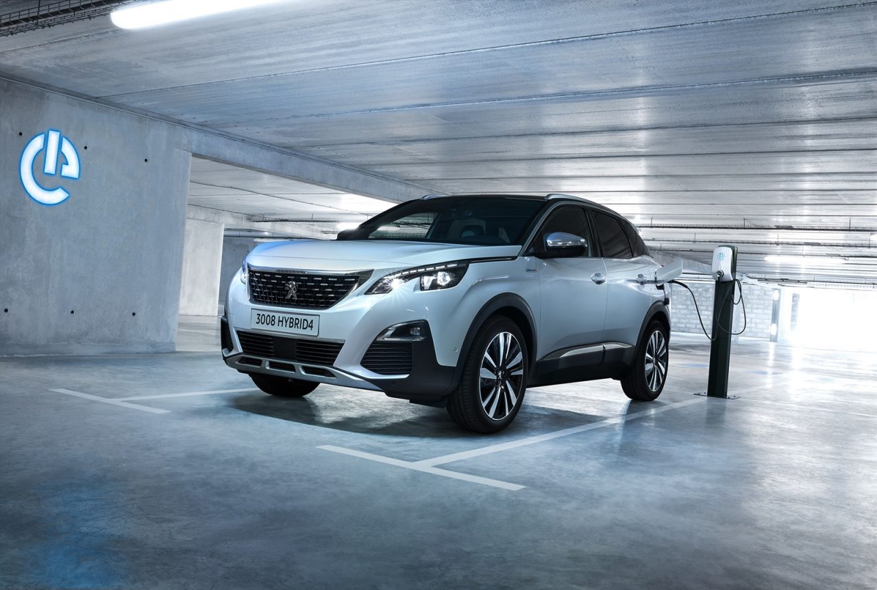 The new Peugeot 3008 Hybrid and Hybrid4 can now be reserved from 35.200 euros