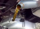 El aceite de motor: no te olvides revisarlo con frecuencia, es más importante de lo que crees