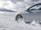 Neumáticos de invierno: ¿cómo funcionan y por qué agarran tanto sobre nieve?