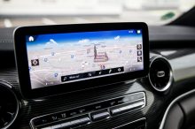 Mercedes defiende el uso de las pantallas en los salpicaderos de los coches
