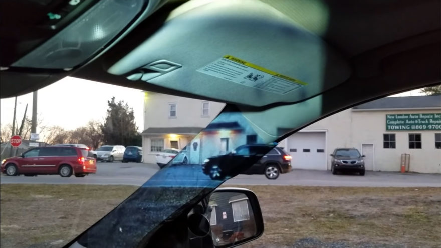 Девушка делает невидимой переднюю стойку автомобиля