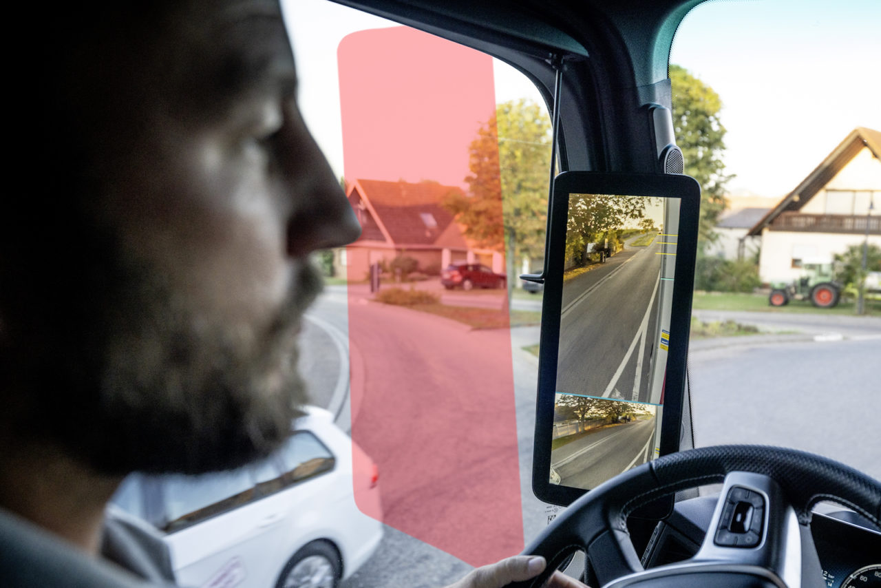 Peculiar Dentro Consejo Mercedes MirrorCam: un espejo-cámara para los camiones