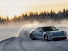 El Porsche Taycan no le tiene miedo al frío: así rueda el eléctrico alemán sobre la nieve de Finlandia
